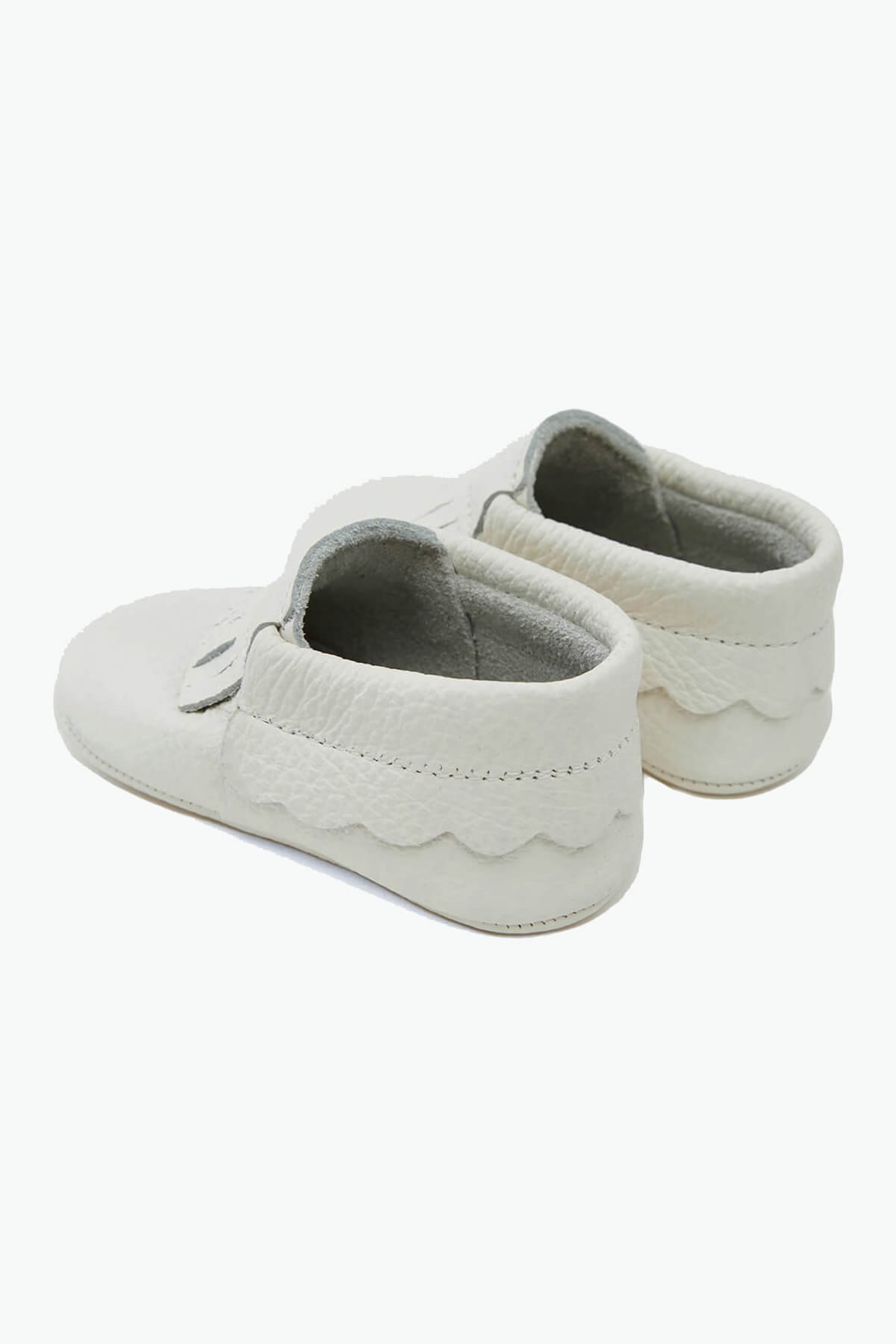 Эластичная детская обувь из натуральной кожи белого цвета